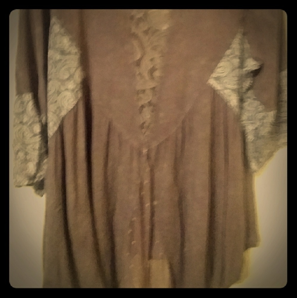 Gorgeous top you can wear with jeans or leggings.